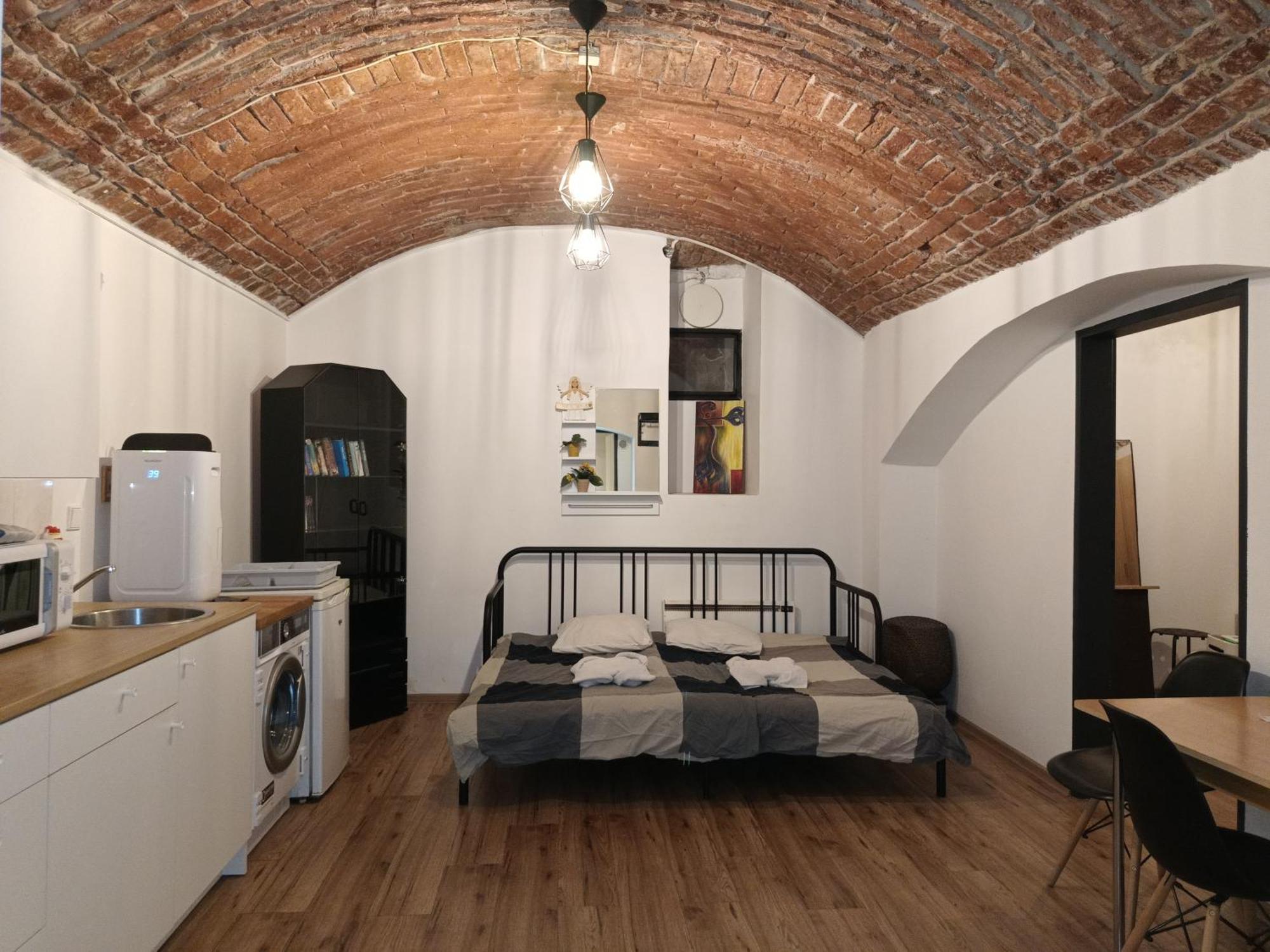 Basic Underground Apartments Next To The Center - Best Tram Line, Cool Local Area Praha Bagian luar foto